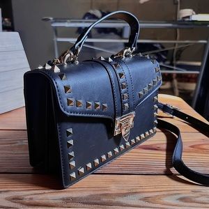 Small crossed hand bag